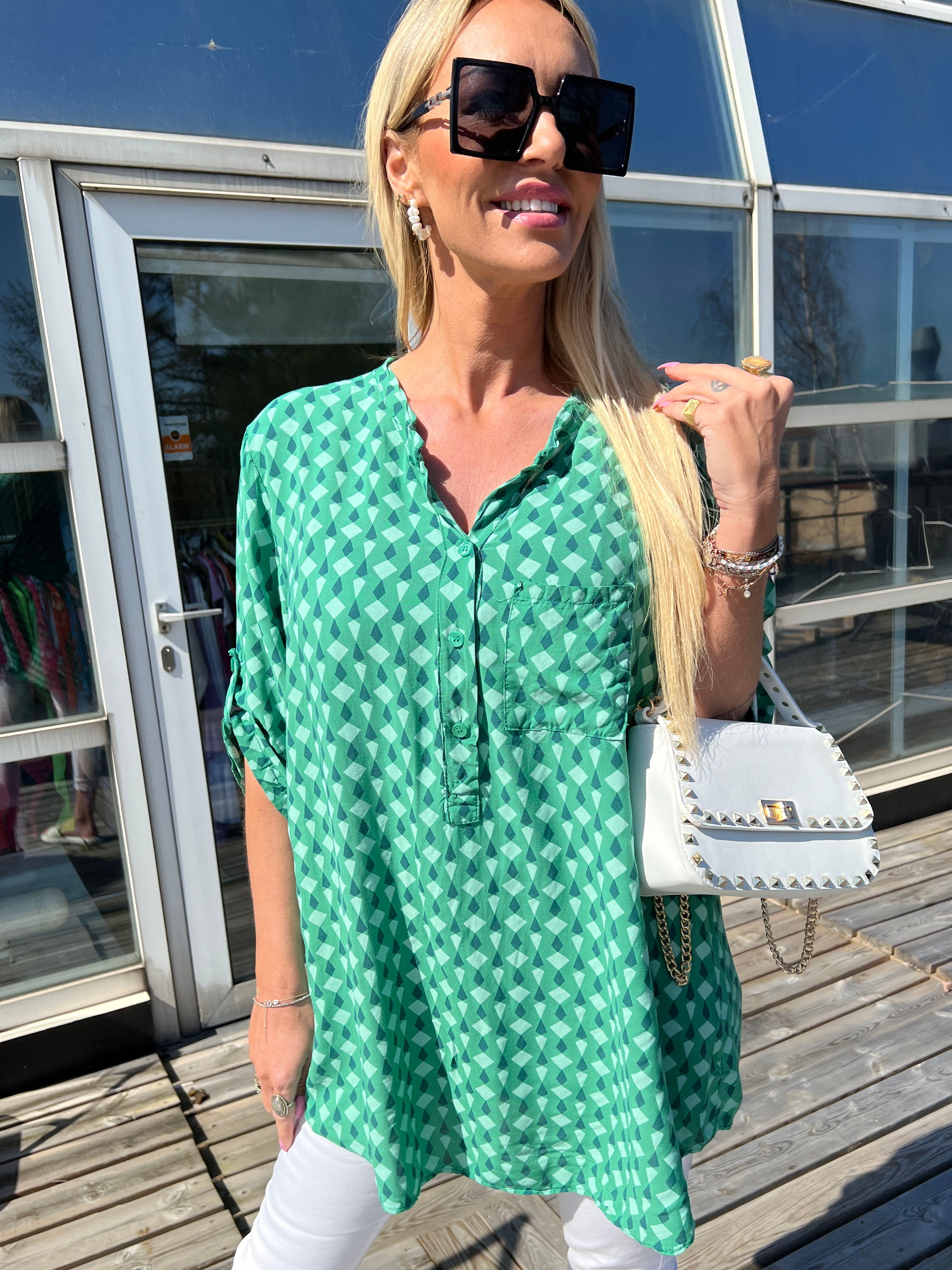 Esther - Sort skjorte med mønster og lomme på brystet